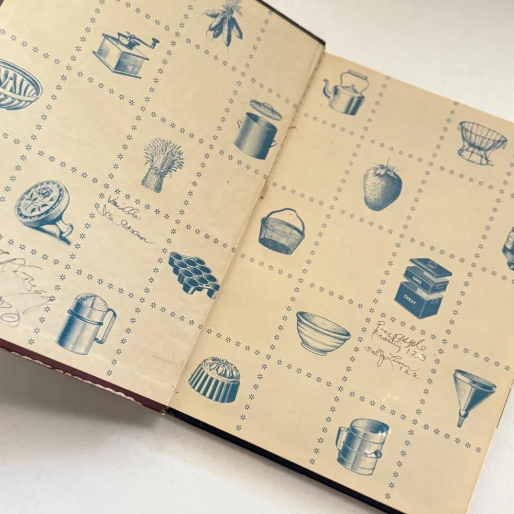 The Southern Heritage Family‎ Gatherings Cookbook, 1984